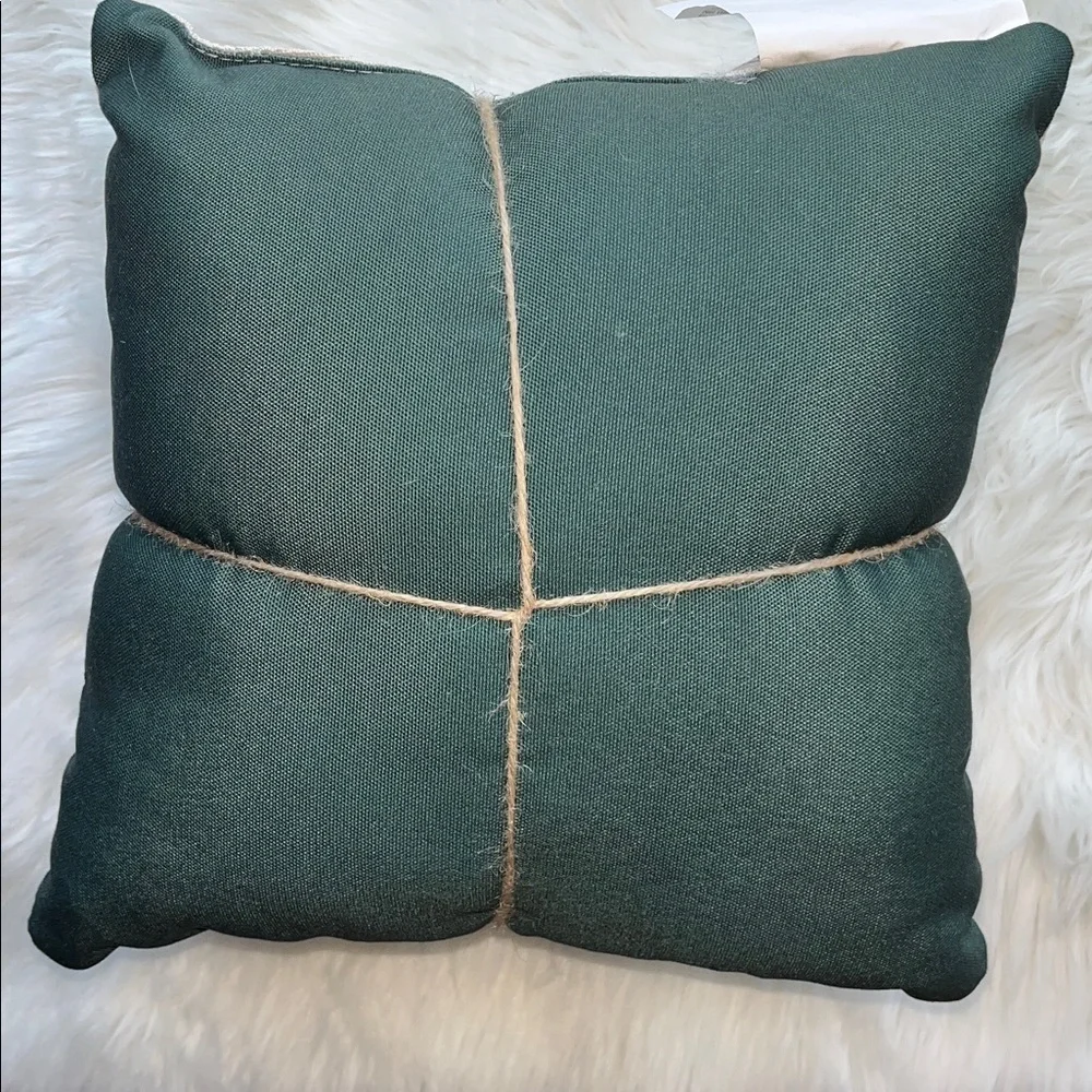 🆕 Disney's Mickey & Minnie Mouse 2-Piece Christmas Throw Pillows Set Green